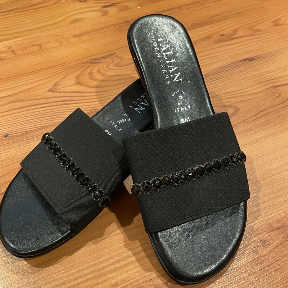Black sandals 8M.